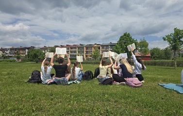 Dziewczynki z klasy 6A biorące udział w akcji edukacyjnej promującej czytelnictwo