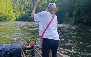 Uczennica pr&oacute;buje wiosłować