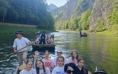 Uczennice wraz z nauczycielką na tratwie