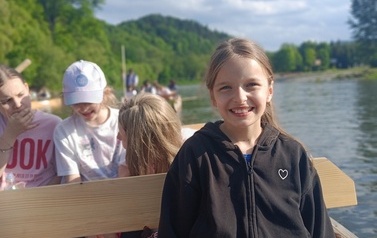 Uśmiechnięta uczennica klasy 4B na łodzi
