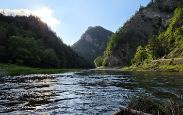 Widok na g&oacute;ry z tratwy flisackiej
