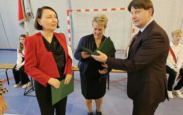 Dyrektor Szkoły wręcza nagrody nauczycielom