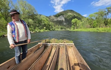 Jeden z flisak&oacute;w na tratwie podczas spływu