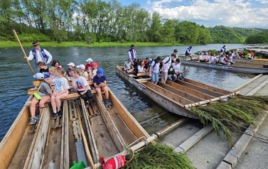 Uczestnicy zajmują miejsca na łodziach flisackich