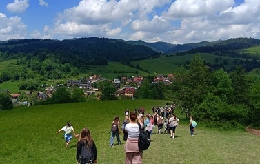 Uczestnicy wycieczki podczas zejścia z polany