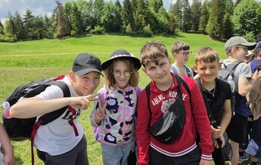 Grupa uśmiechniętych uczni&oacute;w klasy 4A