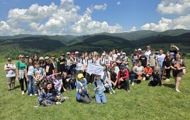 Uczestnicy wycieczki na Polanie Dubantowskiej &ndash; zdjęcie grupowe