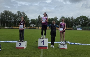Najlepsze w rzucie oszczepem na podium z nauczycielem