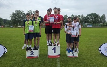 Najlepsze sztafety 4x100 m chłopc&oacute;w na podium