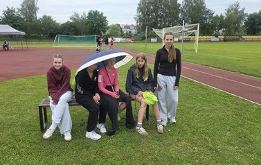 Dziewczęta w oczekiwaniu na finał biegu na 100 m