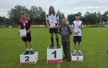 Mikołaj i Wiktor na podium z nauczycielem