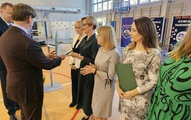 Dyrektor Szkoły wręcza nagrody nauczycielom