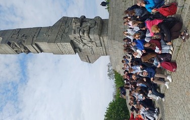Uczniowie i opiekunowie na Westerplatte