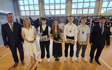 Uczniowie, kt&oacute;rzy zajęli I miejsce w og&oacute;lnopolskim turnieju Szkoła Przyjazna Energii, nauczycielka Justyna Szczepańska, dyrektor Dariusz Kubalski i wicedyrektor Rafał Konat