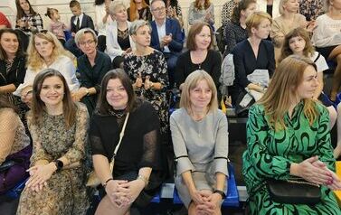 Nauczyciele, pracownicy administracyjni szkoły oraz rodzice podczas akademii z okazji Dnia Edukacji Narodowej