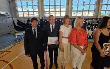 Dyrektor Dariusz Kubalski, Grzegorz Kozak, nauczycielki wychowania fizycznego, uczennica nagrodzona za osiągnięcia sportowe