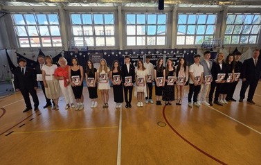 Uczniowie nagrodzeni za osiągnięcia sportowe, nauczycielki wychowania fizycznego, dyrektor Dariusz Kubalski, wicedyrektor Rafał Konat, Grzegorz Kozak