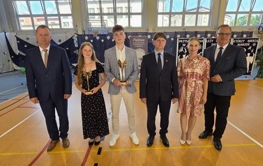 Sportsmenka Roku - Milena Maj i Sportowiec Roku - Karol Szostak wraz z dyrektorem Dariuszem Kubalskim, wicedyrektorem Rafałem Konatem, przewodniczącą Rady Rodzic&oacute;w Anną Mr&oacute;wką i Grzegorzem Kozakiem