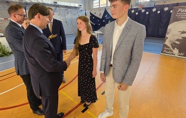Sportsmenka Roku -Milena Maj i Sportowiec Roku - Karol Szostak odbierają statuetki i gratulacje
