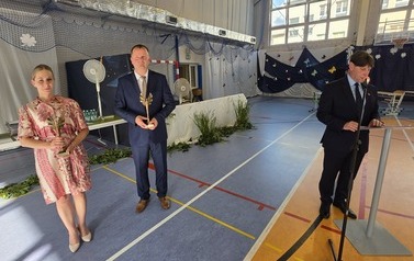 Dyrektor Dariusz Kubalski oraz wicedyrektor Rafał Konat i przewodnicząca Rady Rodzic&oacute;w Anna Mr&oacute;wka ze statuetkami dla Sportsmenki i Sportowca Roku