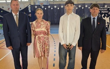 Kacper Cichocki wraz z przewodniczącą Rady Rodzic&oacute;w Anną Mr&oacute;wką oraz dyrektorem szkoły dr. Dariuszem Kubalskim i wicedyrektorem Rafałem Konatem