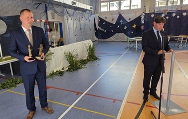 Dyrektor szkoły dr Dariusz Kubalski charakteryzuje Prymus&oacute;w Szkoły