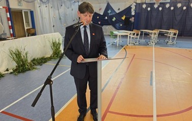 Dyrektor szkoły dr Dariusz Kubalski charakteryzuje Prymus&oacute;w Szkoły