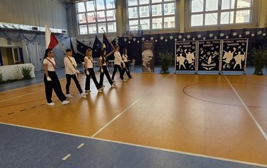 Poczet sztandarowy i poczet flagowy Publicznej Szkoły Podstawowej nr 2 im. I. J. Paderewskiego w Staszowie