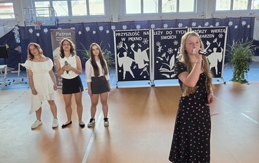Milena Maj z towarzyszeniem Leny Golonki, Aleksandry Goździewskiej, Vanessy Dolińskiej wykonuje szkolną wersję piosenki Niech żyje bal 