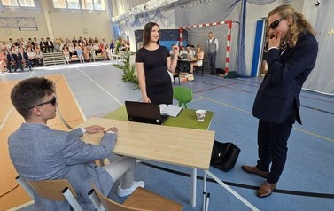 Szkolni aktorzy w przedstawieniu Dzień z życia &oacute;smoklasisty