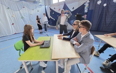 Szkolni aktorzy w przedstawieniu Dzień z życia &oacute;smoklasisty