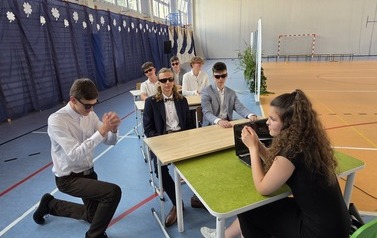 Szkolni aktorzy w przedstawieniu Dzień z życia &oacute;smoklasisty