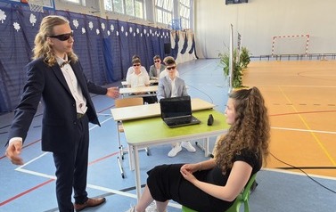 Szkolni aktorzy w przedstawieniu Dzień z życia &oacute;smoklasisty