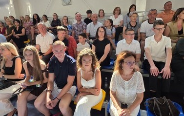 Rodzice, nauczyciele, uczniowie podczas uroczystej akademii z okazji pożegnania absolwent&oacute;w