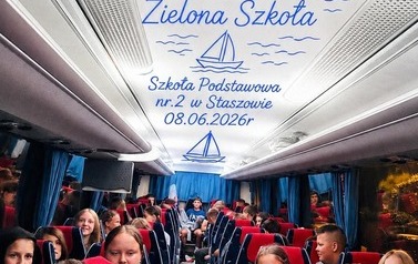 Zdjęcie uczni&oacute;w w autokarze