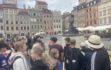 Uczniowie zwiedzający stare miasto