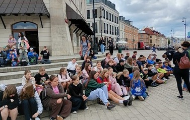 Uczniowie odpoczywają na star&oacute;wce