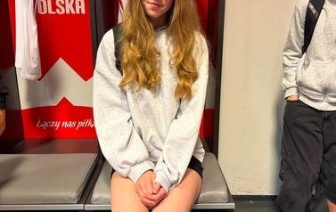 Uczniowie w szatni zawodnik&oacute;w