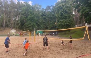 Uczniowie grają w siatk&oacute;wkę plażową