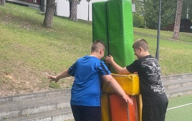 Zabawy wielkimi dmuchanymi klockami