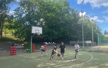 Uczniowie rozgrywają mecz koszyk&oacute;wki