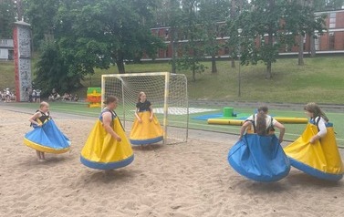 Zabawy na piachu w duże piłkarzyki