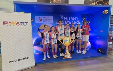 Pamiątkowe zdjęcie z logo firmy PWArt sponsora koszulek