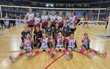 Pamiątkowe zdjęcie z drużynami Zawiercia i Mrągowa po rywalizacji w grupie