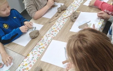 Uczniowie z 2b podczas warsztat&oacute;w ceramicznych
