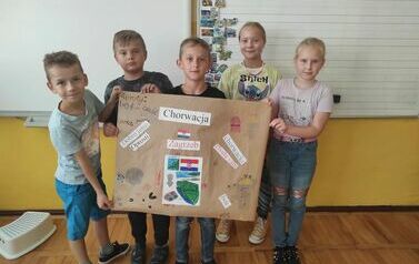 Pięcioro uczni&oacute;w z plakatem