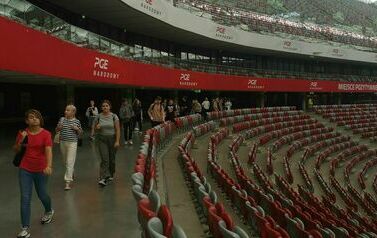 W trakcie zwiedzania Stadionu Narodowego wok&oacute;ł trybun