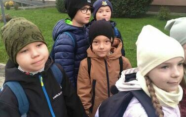 Uczniowie przed szkołą