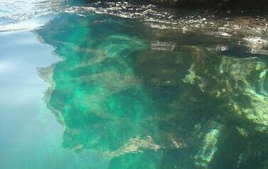 Blue Grotto - błękitna grota pełna skalistych przesmyk&oacute;w i&nbsp;lazurowej wody