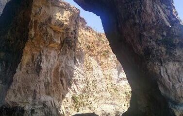Blue Grotto - błękitna grota pełna skalistych przesmyk&oacute;w i&nbsp;lazurowej wody